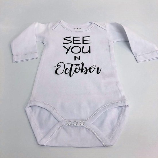 Baby Rompertje aankondiging zwangerschap Zwangerschapsaankondiging maand See you in October Oktober | Lange mouw | wit | maat 50/56 | Cadeau voor de liefste aanstaande oma en opa mama papa oom tante | Bekendmaking zwangerschap