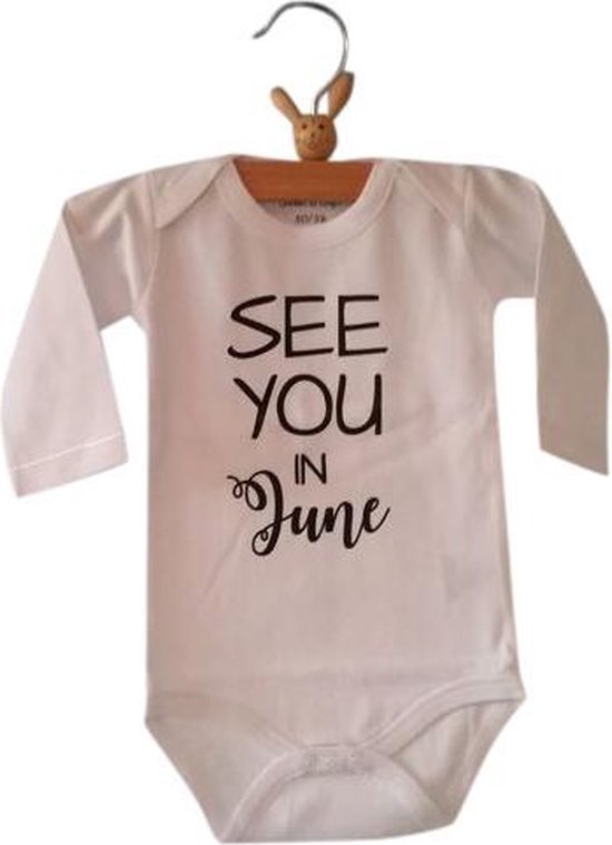 Baby Rompertje aankondiging zwangerschap Zwangerschapsaankondiging maand See you in June Juni | Lange mouw | wit | maat 50/56 | Cadeau voor de liefste aanstaande oma en opa mama papa oom tante | Bekendmaking zwangerschap