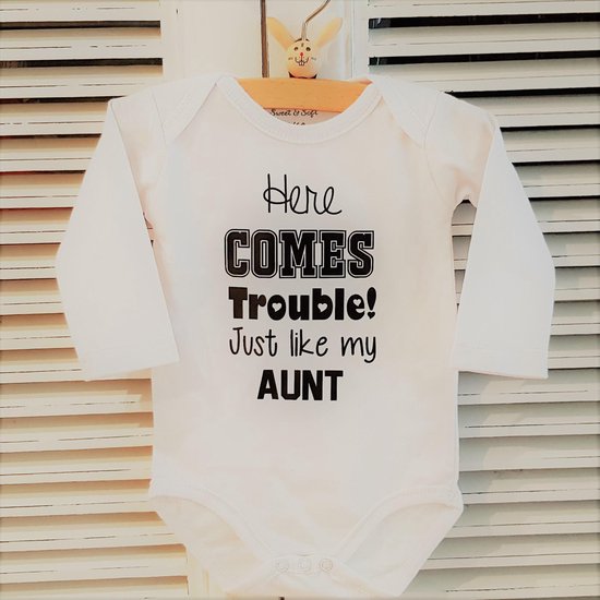 Baby Romper met tekst | Here comes trouble Just like my Aunt  | Lange mouw | wit zwart | maat  50/56 | Lange mouw | wit | maat 50/56 | cadeau voor tante - kraamcadeau nichtje neefje geboren – kraamgeschenk   zwangerschaps aankondiging