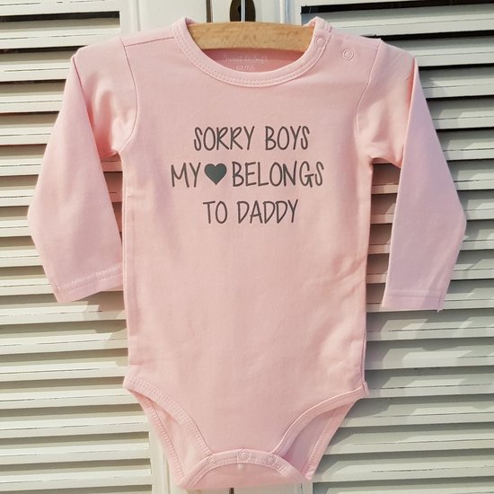 Baby Rompertje licht rose meisje met tekst papa | sorry boys, my heart belongs to daddy | lange mouw | roze met grijs | maat 50/56 | eerste vaderdag cadeau tekst baby kind cadeautje liefste lief beste held superman leukste mijn is de allerbeste best