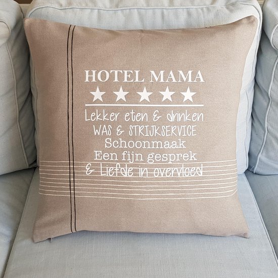 Kussen Kussenhoes met tekst bedrukt cadeau tekstbord plekje | hotel mama | beige met wit | 50x50 cm | moederdag verjaardag oma vrouw woonkamer luxe zacht voor de liefste aanstaande geboorte baby zwangerschap aankondiging bekendmaking moeder ouders