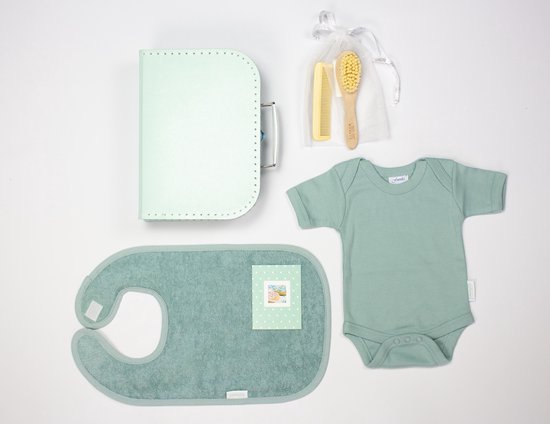 Babygeschenk I Baby cadeau I kraamcadeau I Babyshower I romper badstof slabje BamBam haarsetje  koffertje jongen/meisje Lindegroen