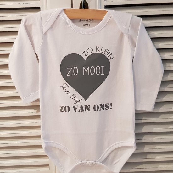 Baby Rompertje lange mouw met leuke tekst: Zo klein, zo lief, zo mooi, zo van ons Maat 50-56 - cadeau geboorte aankondiging bekendmaking zwangerschap voor de liefste aanstaande opa en oma oom tante papa mama broer zus  kraamcadeau van het jaar 2021