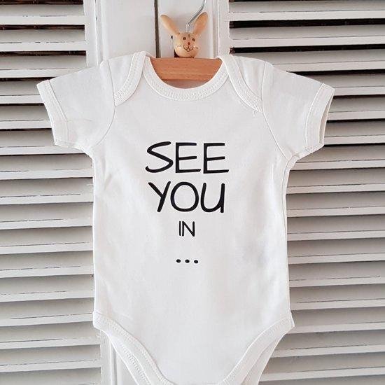 Baby Rompertje aankondiging zwangerschap Zwangerschapsaankondiging maand See you in April | korte  mouw | wit | maat 50/56 | Cadeau voor de liefste aanstaande oma en opa mama papa oom tante | Bekendmaking zwangerschap