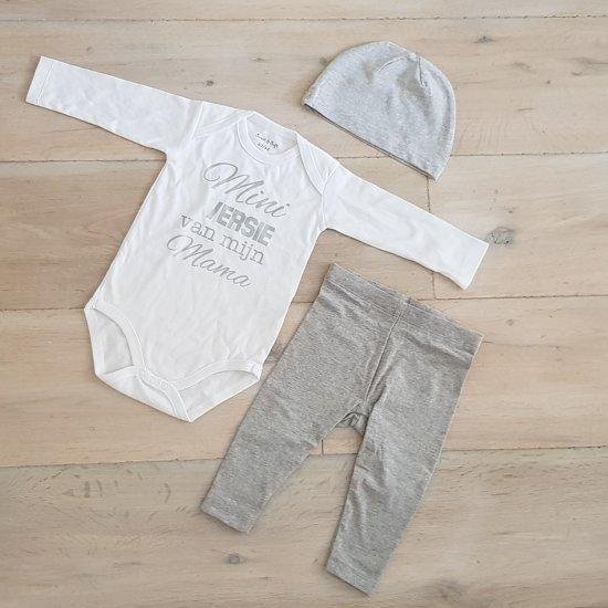 Baby cadeau geboorte unisex jongen of Meisje Setje 3-delig newborn | maat 62-68 | grijs mutsje en broekje en romper lange mouw wit met zilveren tekst mini versie van mijn mama | Eerste moederdag  bekendmaking zwangerschap aanstaande