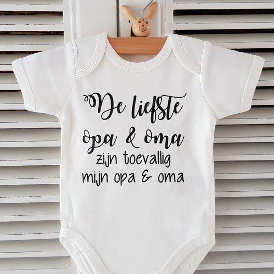 Baby Rompertje korte mouwen met tekst voor de allerliefste opa en oma: De liefste opa en oma zijn toevallig mijn opa en oma! -Maat  74-80