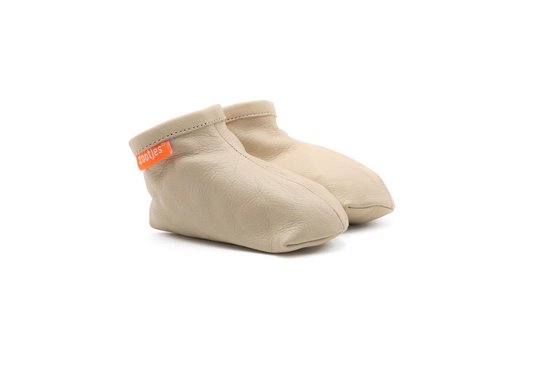 Zootjes babyslofjes, warm beige eco-leer.