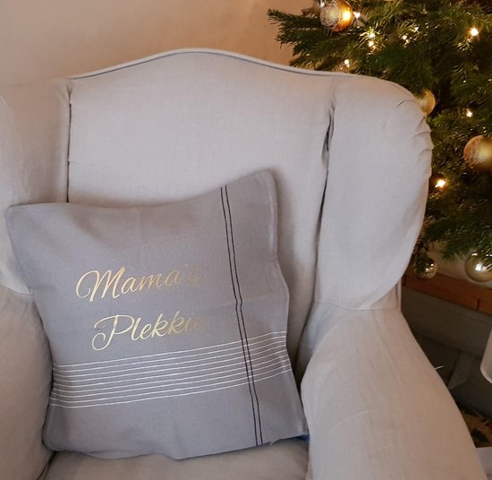 Sierkussen Kussen met tekst bedrukt cadeau mama| mama’s plekkie beige met opdruk goud met vulling| 50x50 cm | Moederdag verjaardag vrouw  voor de liefste aanstaande geboorte baby zwangerschap aankondiging bekendmaking moeder ouders