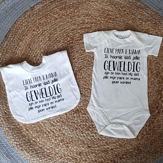 cadeau set baby met slabbetje en rompertje met tekst liefste jongen  meisje  aanstaande lieve papa en mama hoera jullie worden  en mooiste cadeau zwangerschap aankondiging geboorte bekendmaken bekendmaking zwangerschapsaankondiging geweldig ontmoeten