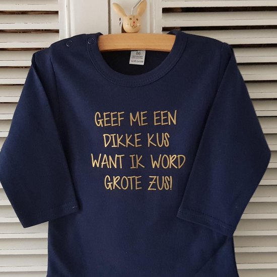 Baby rompertje met tekst meisje  Geef me een dikke kus want ik word grote zus meisje - Zwangerschapsaankondiging  | Lange mouw |blauw met goud | maat 74-80  zwangerschap aankondiging bekendmaking