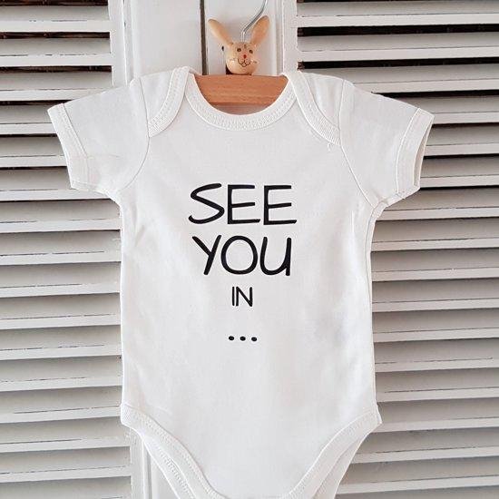 Baby tekst Rompertje aankondiging zwangerschap Zwangerschapsaankondiging maand See you in December| korte mouw | wit | maat 50/56 | Cadeau voor de liefste aanstaande oma en opa mama papa oom tante | Bekendmaking zwangerschap