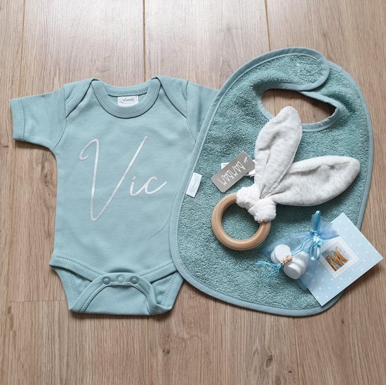 Babygeschenk I Babycadeau I Babykado I Babypakket I Romper met naam I gepersonaliseerd cadeau I badstof slab met klittenband