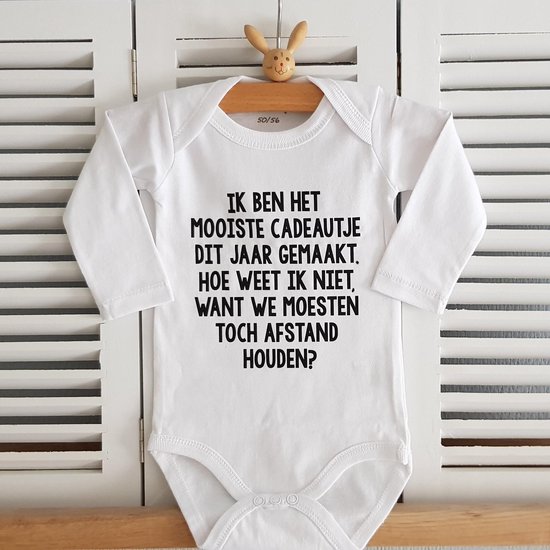 romper baby tekst  - ik ben het mooiste cadeautje dit jaar gemaakt cadeau corona afstand houden - zwangerschap aankondiging bekendmaking Valentijn Moederdag Vaderdag lockdown