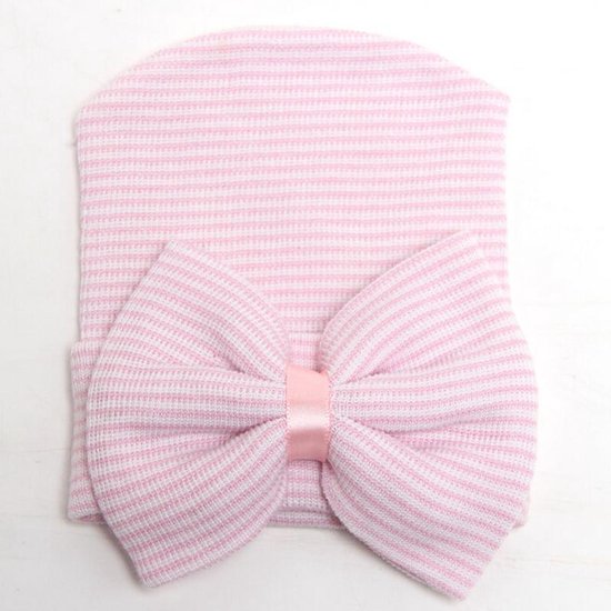 Newborn babymuts met strikje in het roze en wit