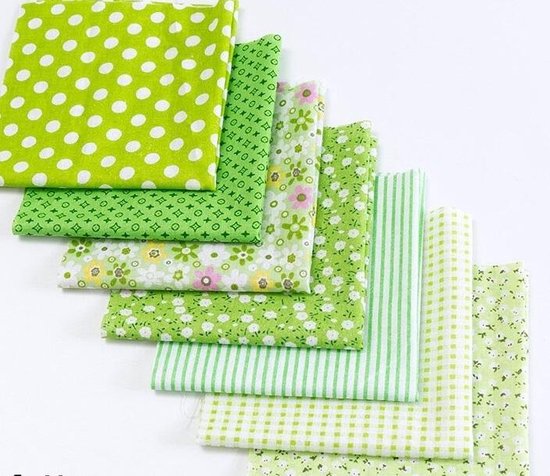 Pakket van 7 lapjes stof - verschillende designs - groen - 24 x 25 cm - quilt - patchwork - poppen kleertjes - barbie - mondkapje