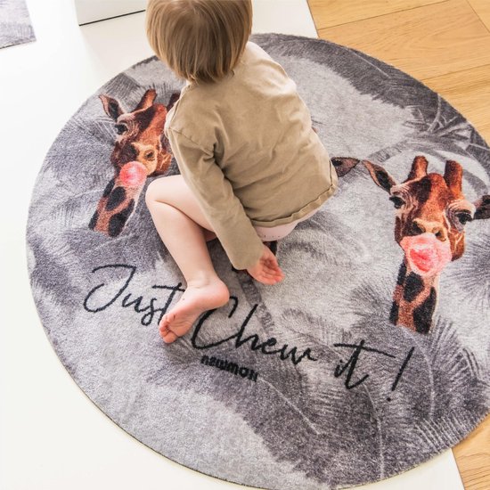 Vloerkleed NEWMOJI - Vloerkleed kinderkamer 90X90 cm - Tapijt kinderkamer rond - Kindertapijt - Speelkleed/Speelmat - Vloerkleed Dieren - Giraf Just Chew It bubblegum/roze - Voor jongens en meisjes